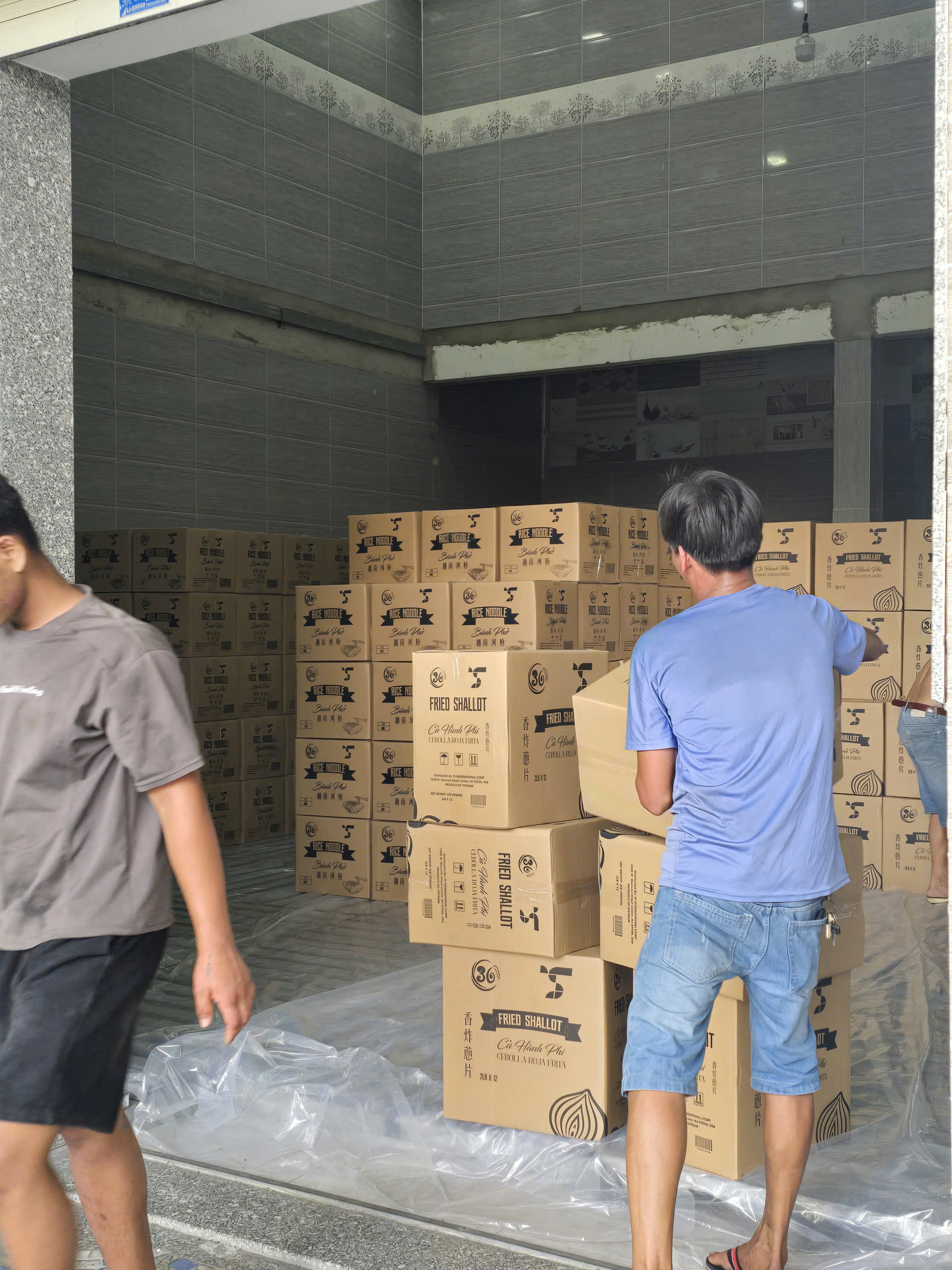 Container loading at warehouse